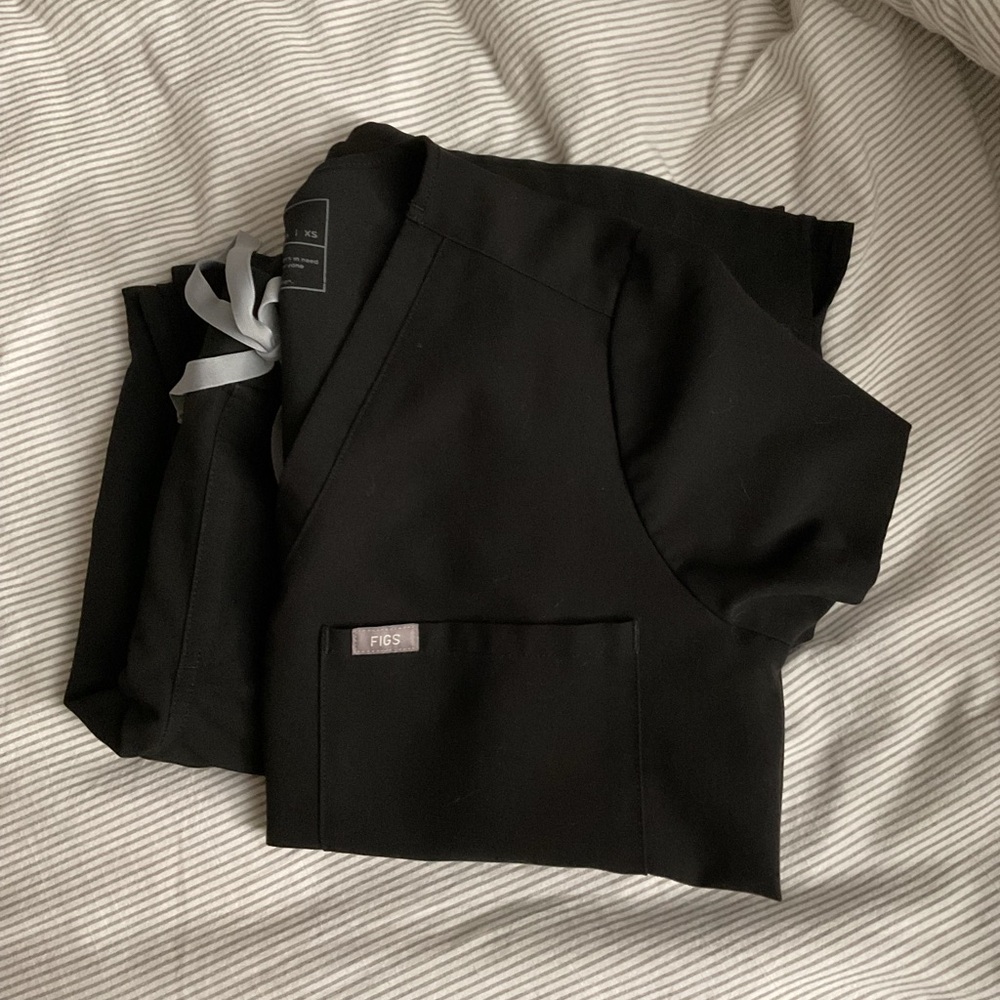 SOLD FIGS black scrub set